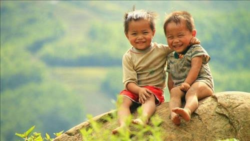 Người phụ nữ mỉm cười với người khác, biểu tượng sự tự chủ trong mơ
