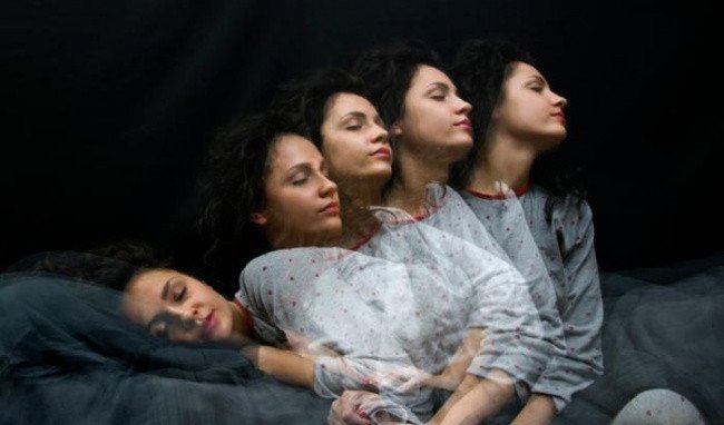 Người phụ nữ mơ thấy có người gọi tên mình trong bóng tối