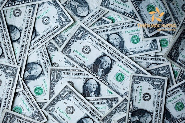 Người phụ nữ nhận tiền từ người khác trong giấc mơ