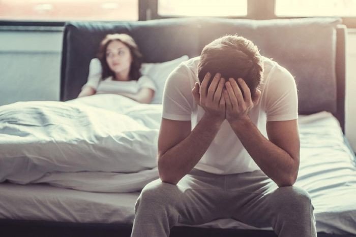 Người phụ nữ nhìn xuống nước