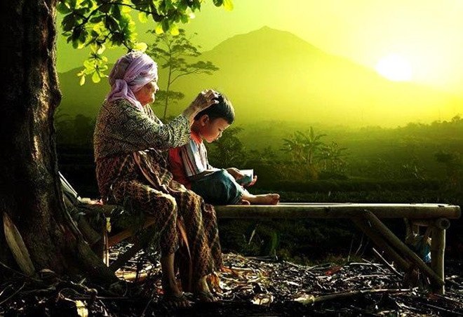 Người phụ nữ ôm chầm một người già, tượng trưng cho nỗi nhớ và sự khởi đầu mới khi mơ thấy bà mất