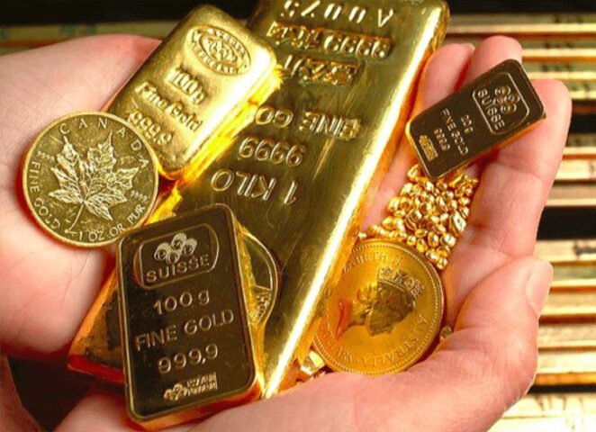 Người phụ nữ tìm thấy đồng tiền vàng dưới đất, tượng trưng cho việc ngủ mơ thấy nhặt được vàng