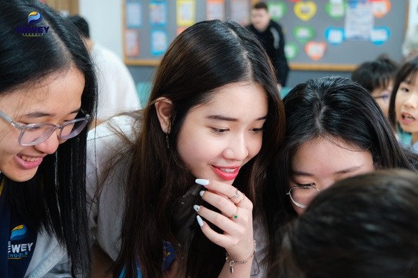Người phụ nữ trẻ đang đọc sách, thể hiện tính tò mò và thói quen học tập suốt đời
