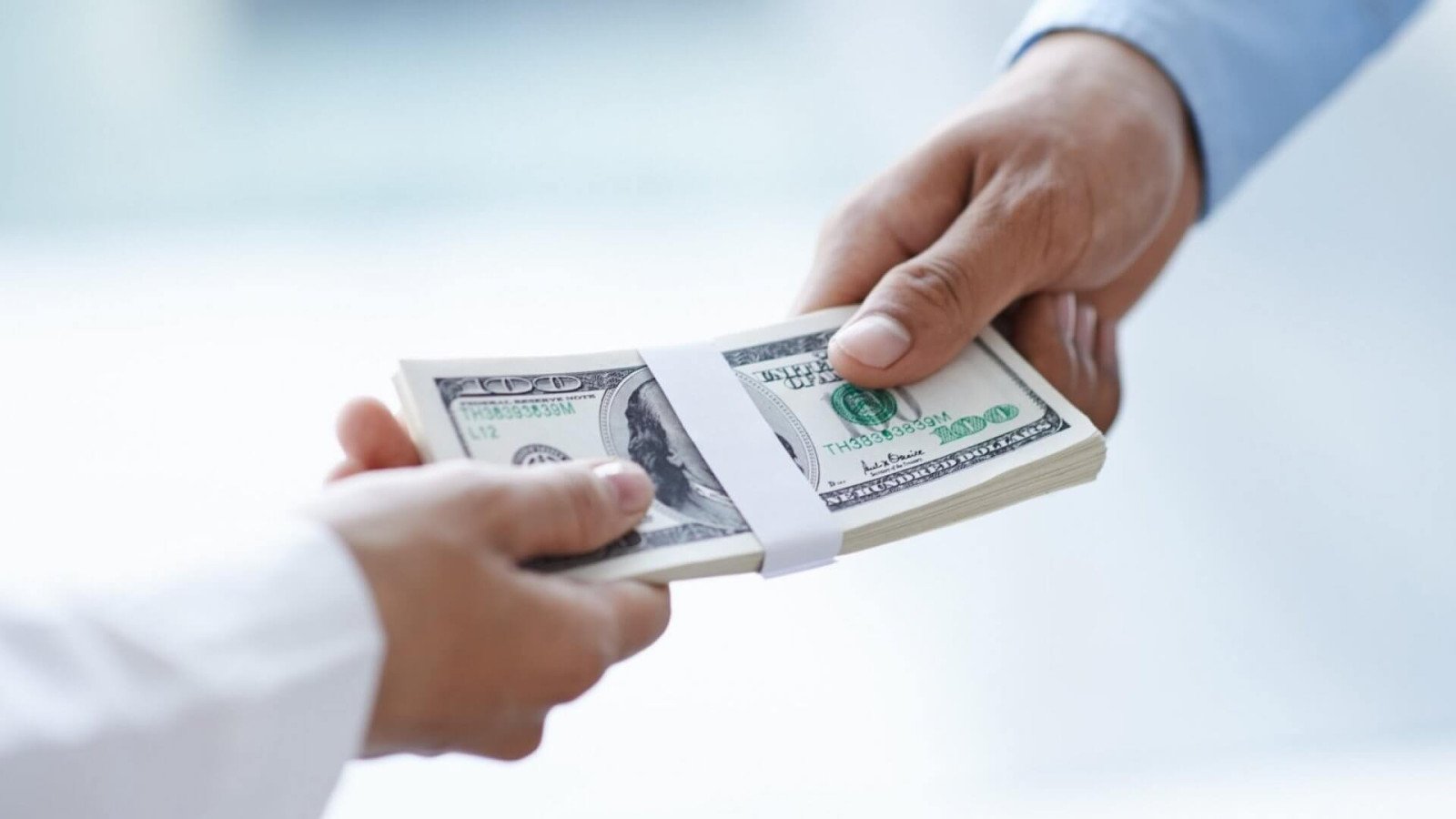 Người phụ nữ với chồng đang cùng xem điện thoại