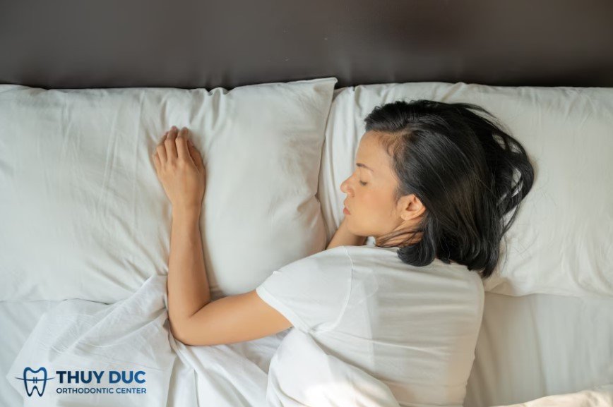 Người phụ nữ với vẻ mặt lo lắng, suy nghĩ về việc nằm mơ thấy răng rụng chảy máu có phải là điềm xấu