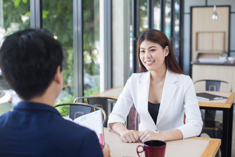 Người phụ nữ vui vẻ nhận được sự hỗ trợ khi đi phỏng vấn xin việc