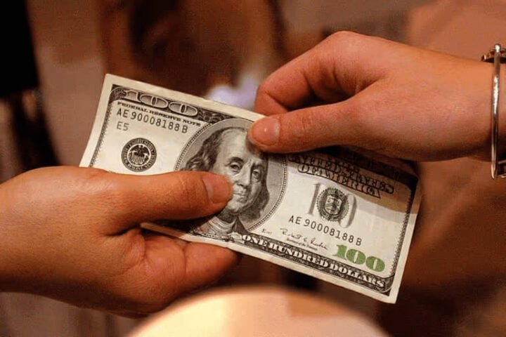 Người phụ nữ vui vẻ nhận tiền từ chồng trong giấc mơ