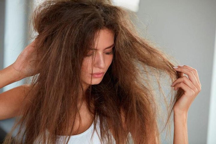 Người phụ nữ vuốt tóc rụng, tượng trưng cho thành công trong giấc mơ