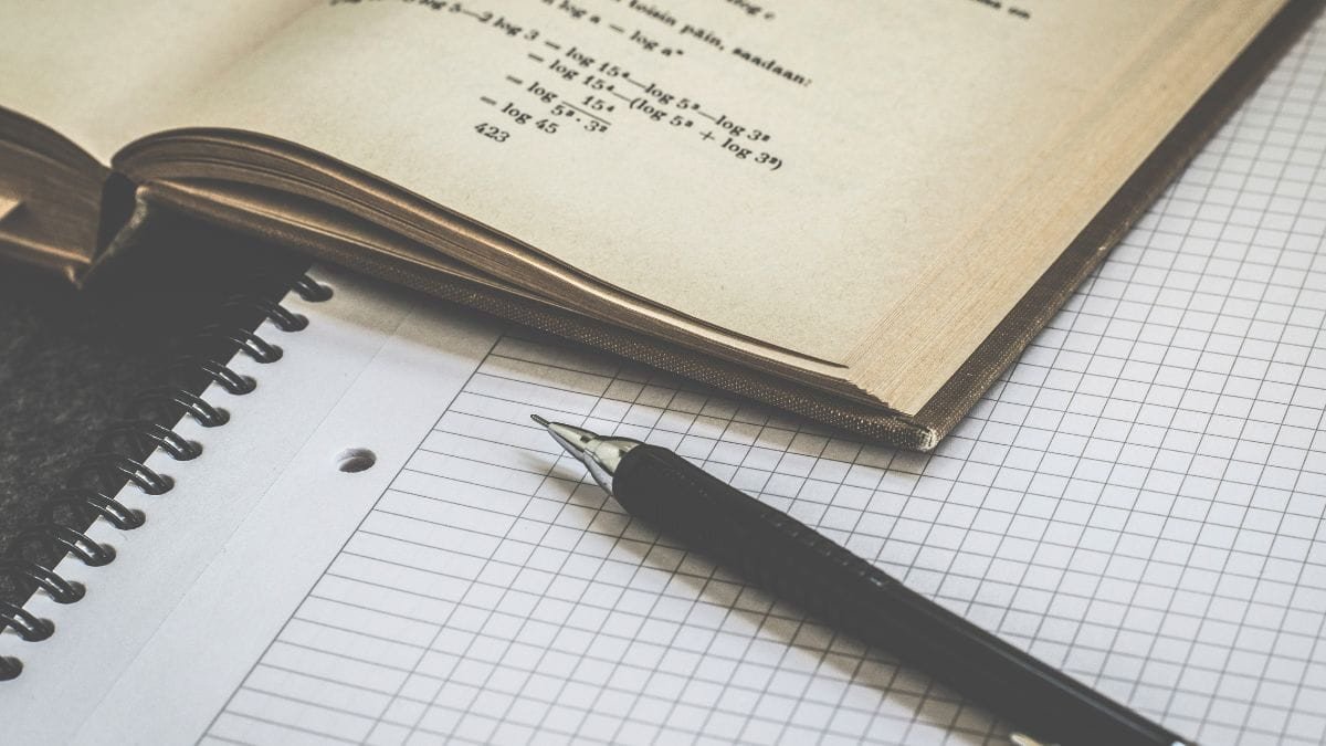 Người trẻ tìm kiếm danh ngôn về học tập trên thiết bị công nghệ