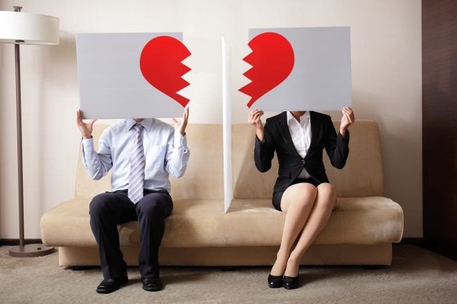 Nhẫn cưới bị phá vỡ trong mơ báo hiệu rạn nứt tình cảm vợ chồng