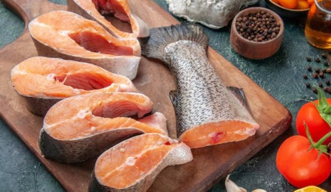 Nhiều loại cá khác nhau đang được bày bán và làm thịt tại chợ, phản ánh sự đa dạng của các tình huống trong giấc mơ