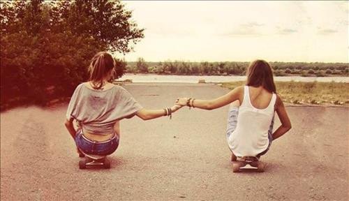 Nhóm bạn đang vui đùa, cảnh báo về những mối quan hệ cần cẩn trọng khi mơ thấy bạn cũ.