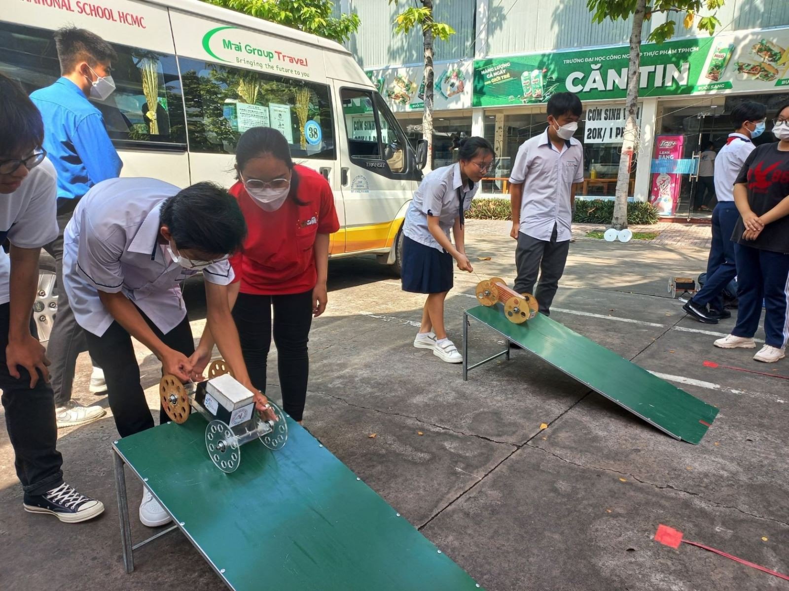 Nhóm học sinh đang cùng nhau trao đổi, tạo ra ý tưởng mới trong một buổi học tập sáng tạo và hiệu quả