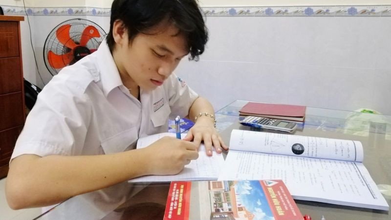 Nhóm học sinh đang thảo luận và làm việc nhóm tích cực trên bàn học, thể hiện sự hợp tác