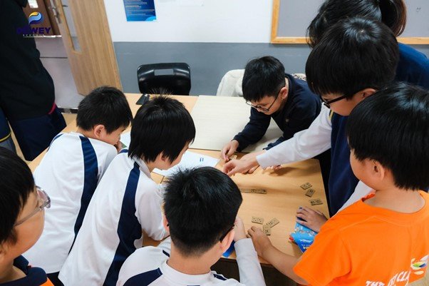 Nhóm sinh viên thảo luận và tự học cùng nhau, phát triển kỹ năng học tập chủ động.