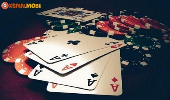 Những lá bài được trải ra, tượng trưng cho việc giải mã ý nghĩa giấc mơ thấy đánh bài