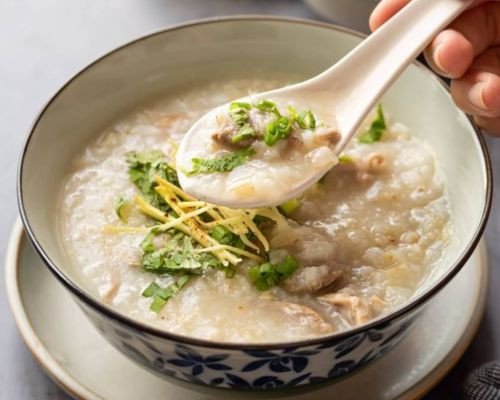 Nồi cháo bốc khói tượng trưng cho sự chăm sóc
