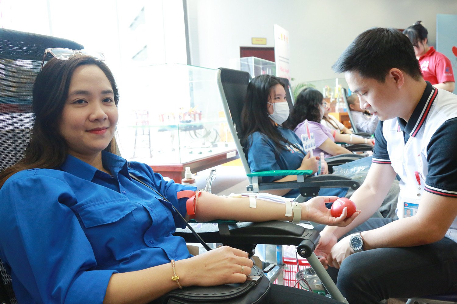Nụ cười rạng rỡ của người học khi đạt được kiến thức mới, tạo nên hình ảnh học tập đẹp