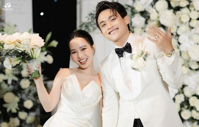 Nụ hôn ngọt ngào của cặp đôi trong lễ cưới