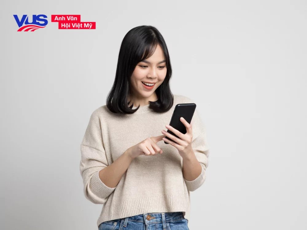 nữ sinh viên mỉm cười với quotes học tập tích cực