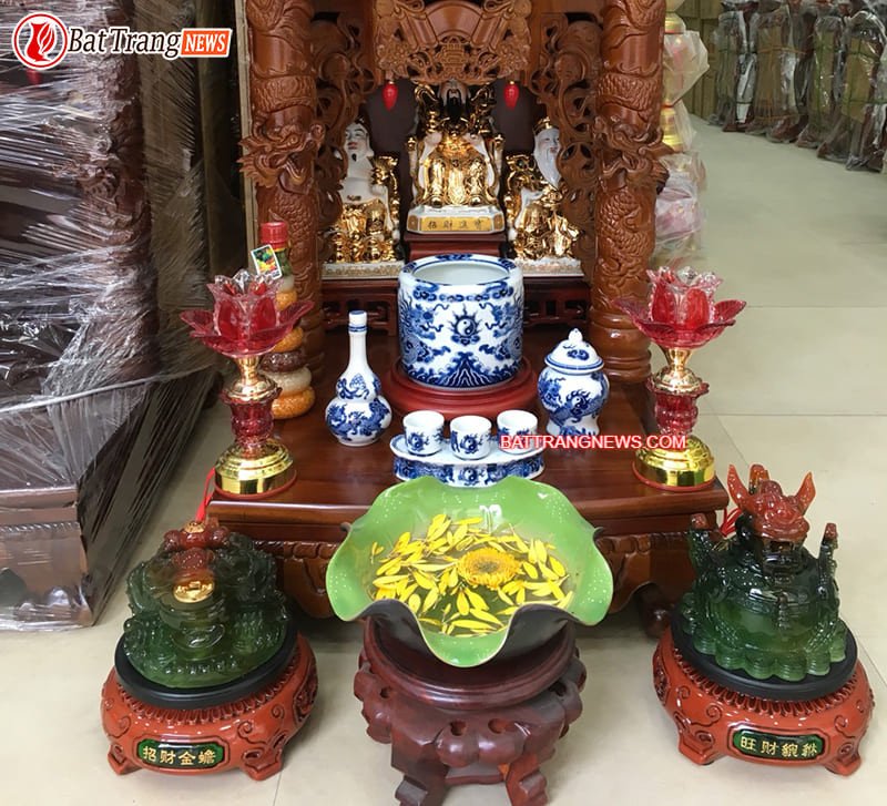 Ông Địa Thần Tài tươi cười trên bàn thờ