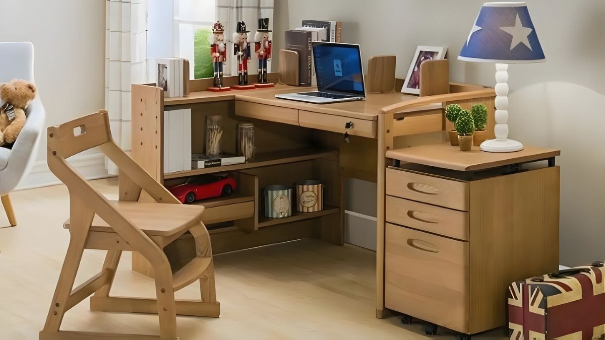 Phong cách trang trí góc học tập giản dị, ấn tượng với kệ sách tích hợp cho bé trai