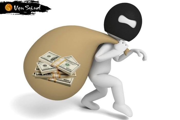 Phụ nữ lo lắng nhìn tiền