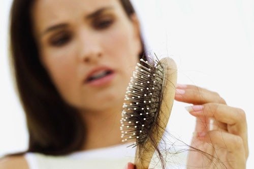 Phụ nữ mơ thấy tóc rụng có điềm gì