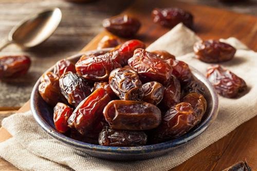 Quả chà là treo trên cành, báo hiệu sự thư thái và niềm vui bất ngờ