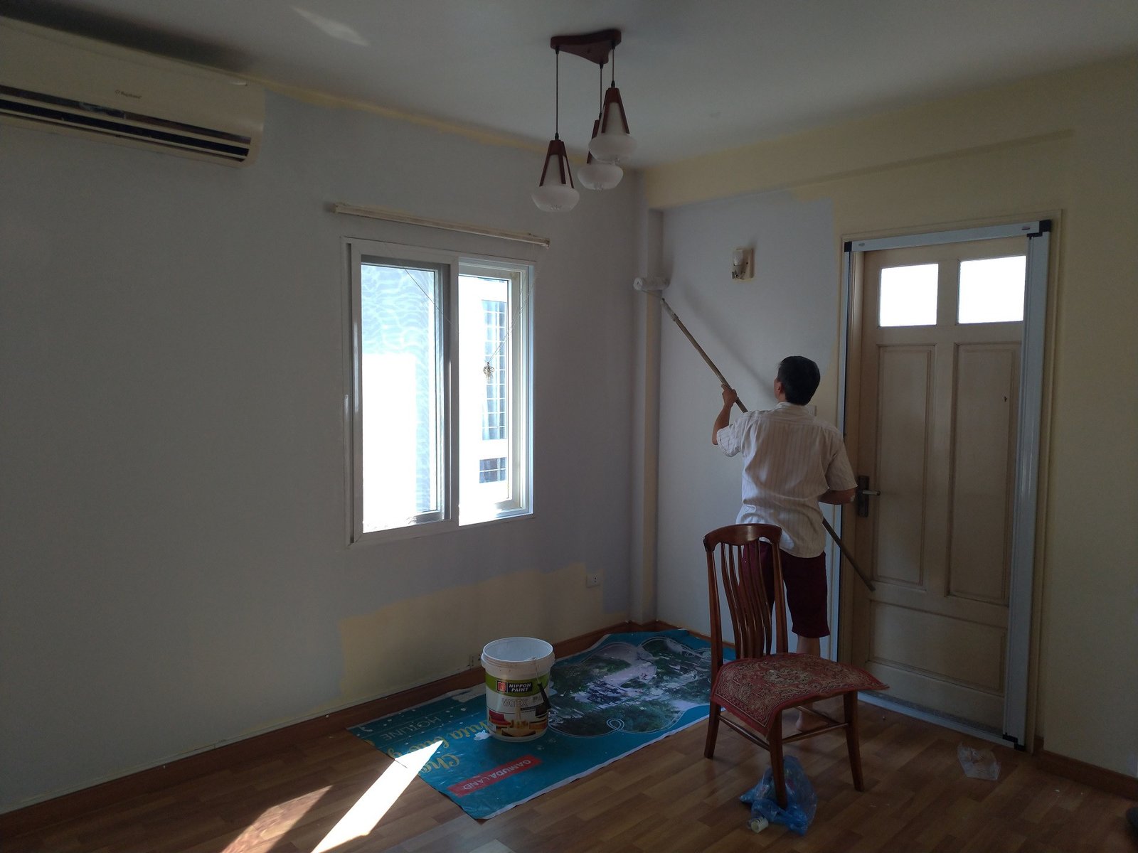 Quá trình sơn lại tường để vẽ góc học tập của em