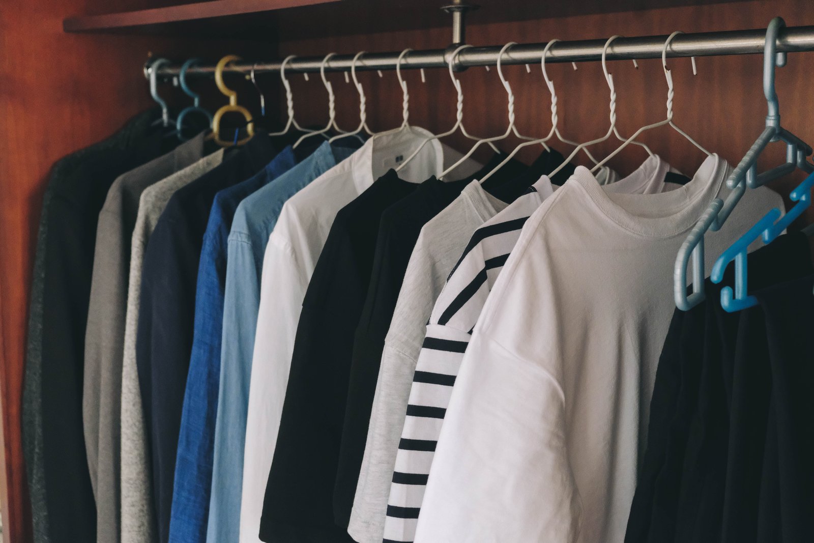 Quần áo được treo gọn gàng theo phương pháp Konmari