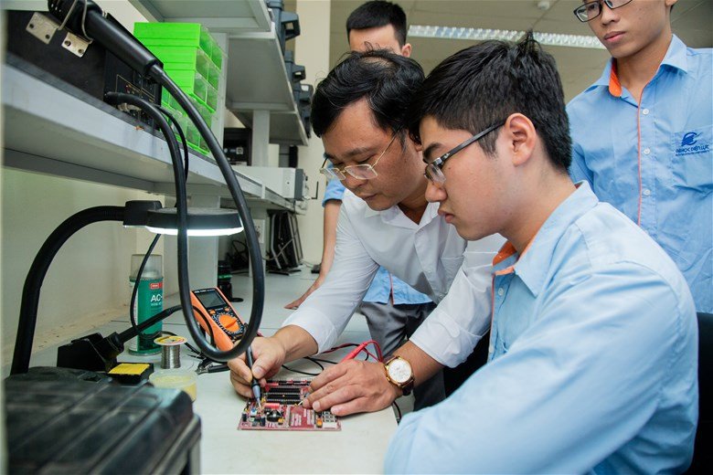 Sinh viên đại học tích cực học tập và trao đổi kiến thức