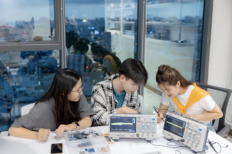 Sinh viên đang học trực tuyến trên máy tính, thể hiện sự linh hoạt trong học tập hiệu quả
