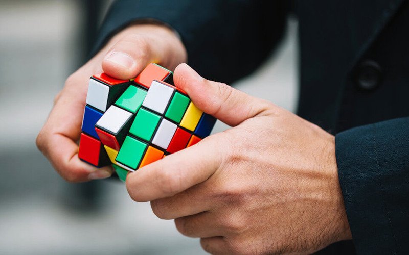 Sinh viên hợp tác giải quyết thách thức bài tập nhóm