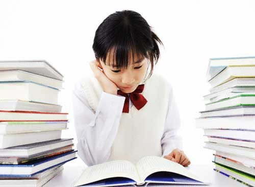 Sinh viên thảo luận nhóm trong môi trường học tập chính quy