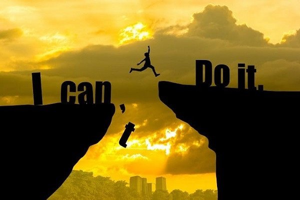 Slogan "Never Give Up" trên nền hình ảnh đẹp, truyền tải thông điệp về sự kiên trì và cố gắng học tập.