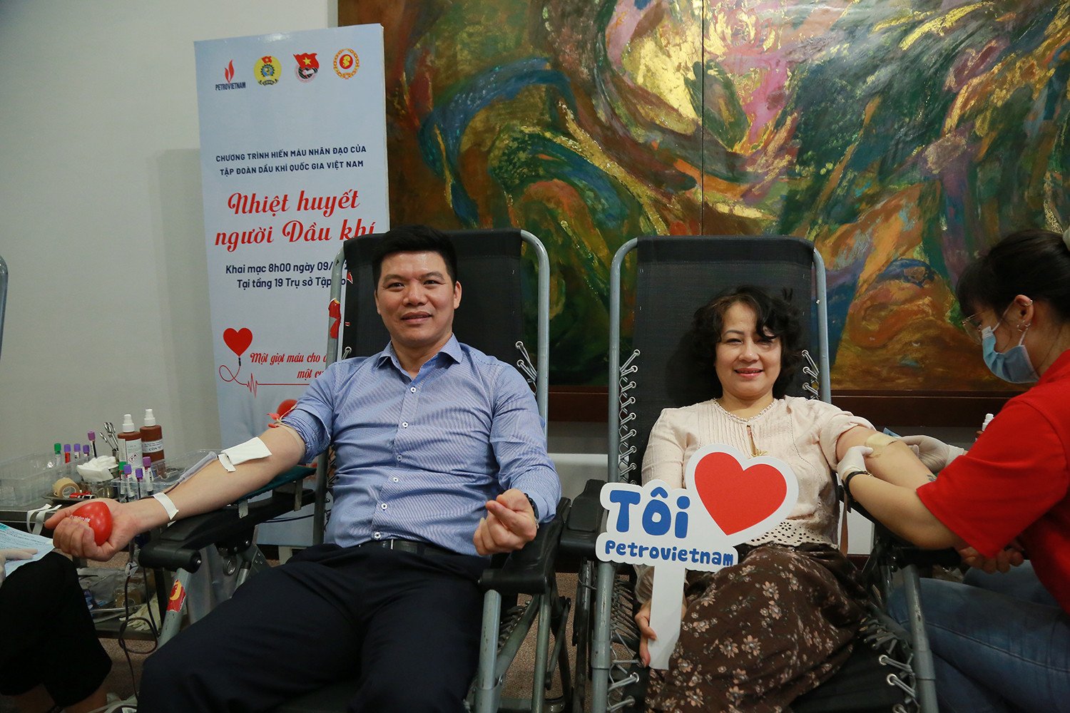 Sự hợp tác ăn ý giữa các bạn học sinh trong dự án, một hình ảnh học tập đẹp của tinh thần đồng đội