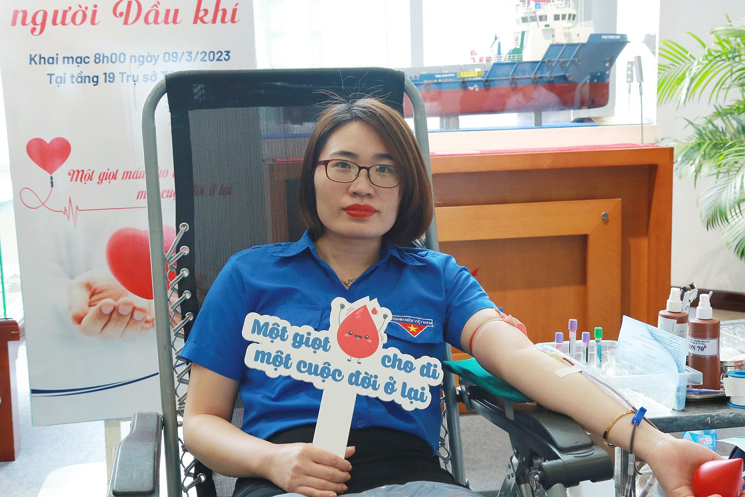 Sự tập trung của cả nhóm trong buổi học, một hình ảnh học tập đẹp của tinh thần đoàn kết