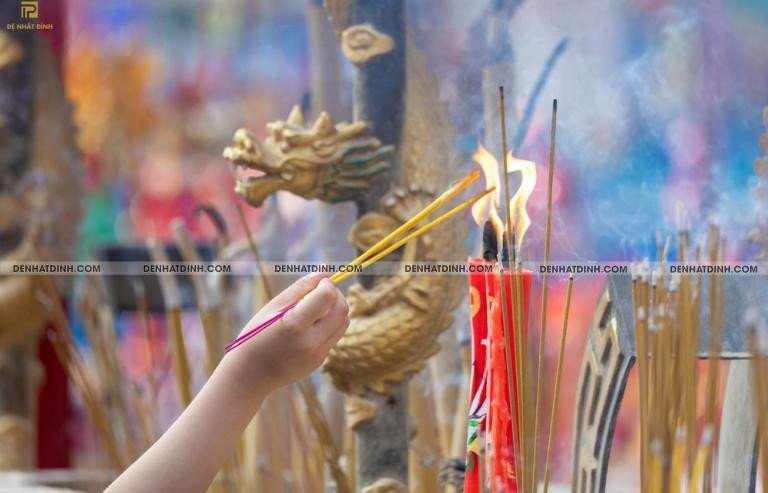 Tâm tịnh và thư giãn là cách hóa giải hiệu quả khi mơ thấy thắp hương ở miếu