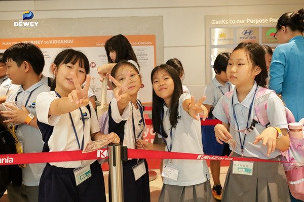 Thầy cô và học sinh học ngoài trời, khám phá thiên nhiên