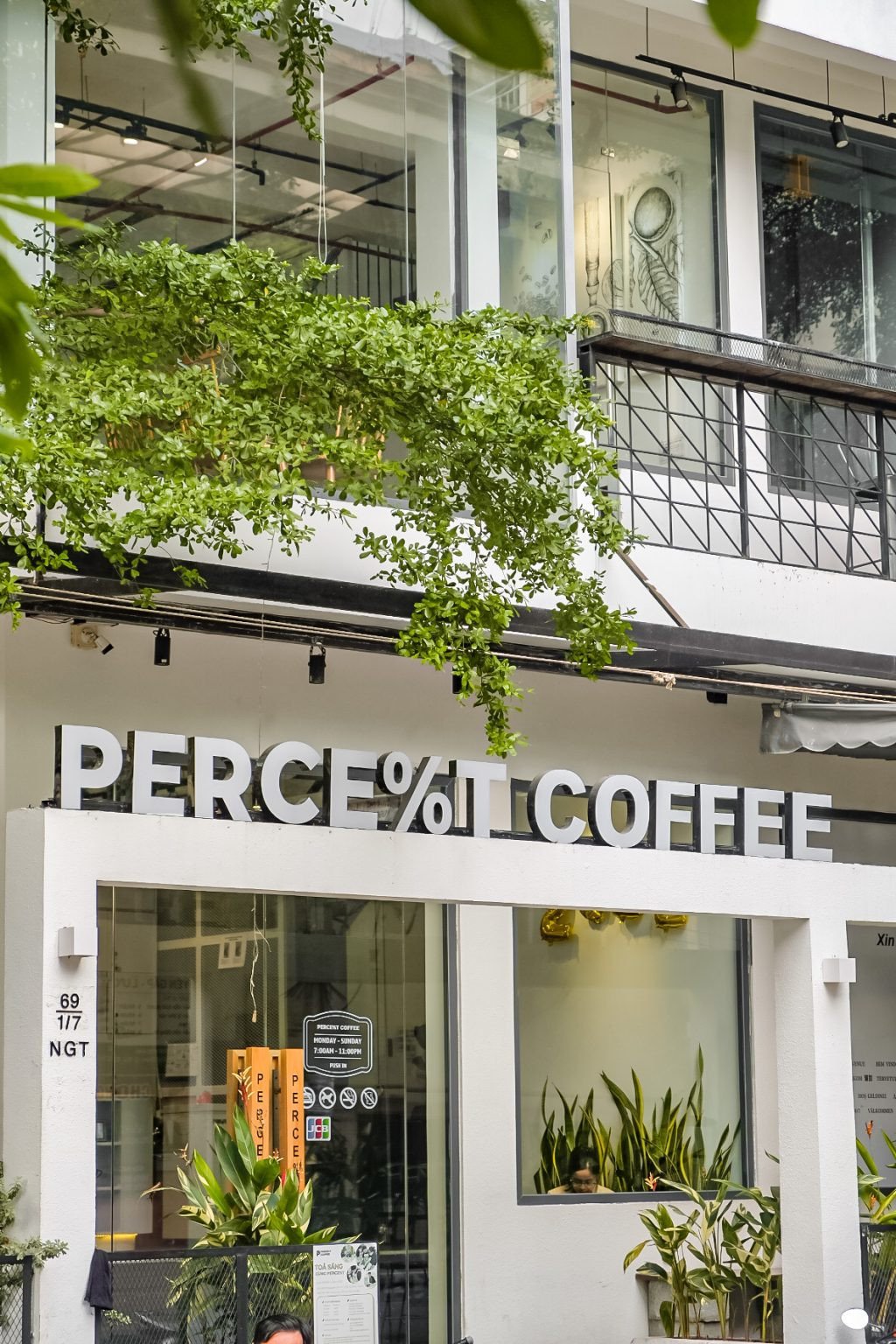Thiết kế tối giản, hiện đại tại Perce%t Coffee, không gian lý tưởng cho học tập