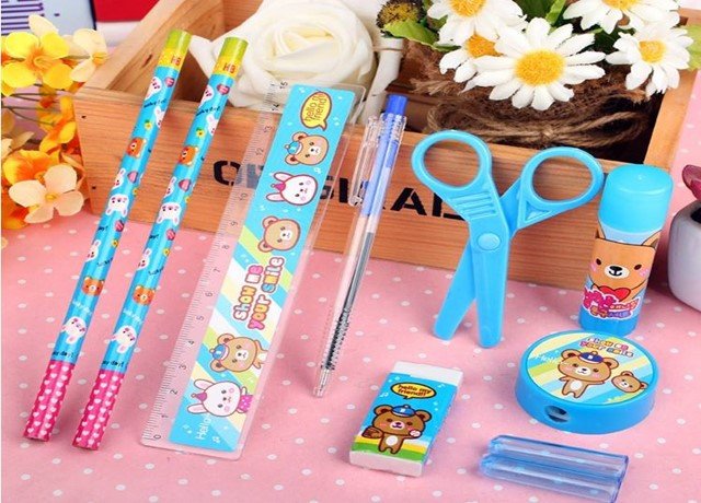 Tổng hợp các loại đồ dùng học tập thiết yếu cho học sinh cấp 2 trên bàn học