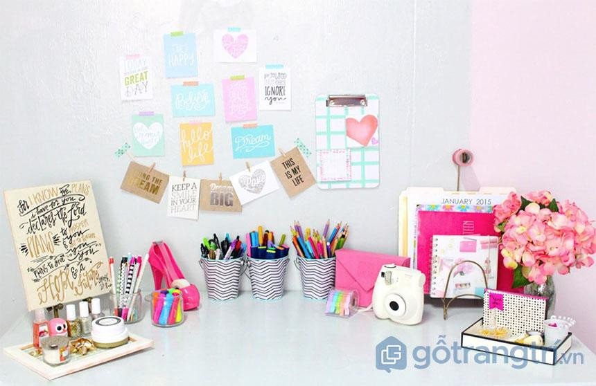 Trang trí bàn học xinh xắn với lọ hoa tươi tắn và ánh sáng tự nhiên.