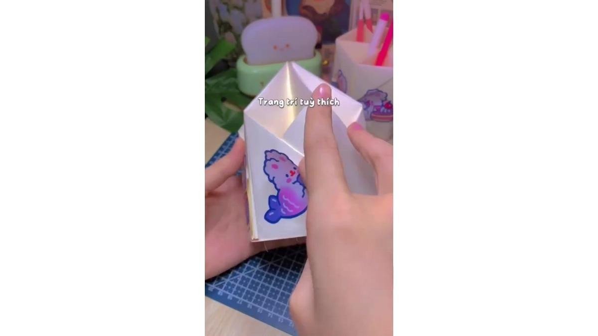 Trang trí hộp bút đa năng bằng giấy A4 với sticker và hình vẽ yêu thích
