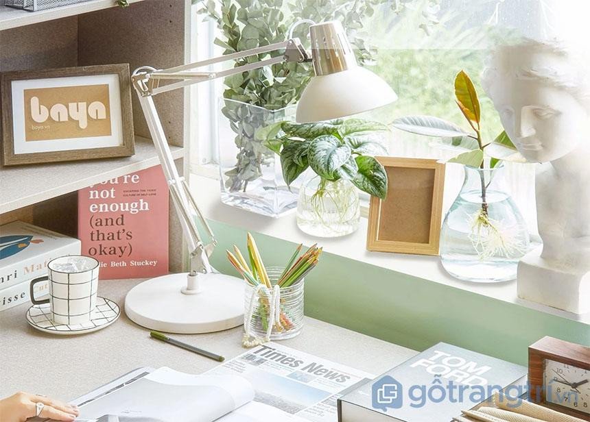 Trang trí với phụ kiện nhỏ xinh làm cho góc học tập thêm sinh động và cá tính.