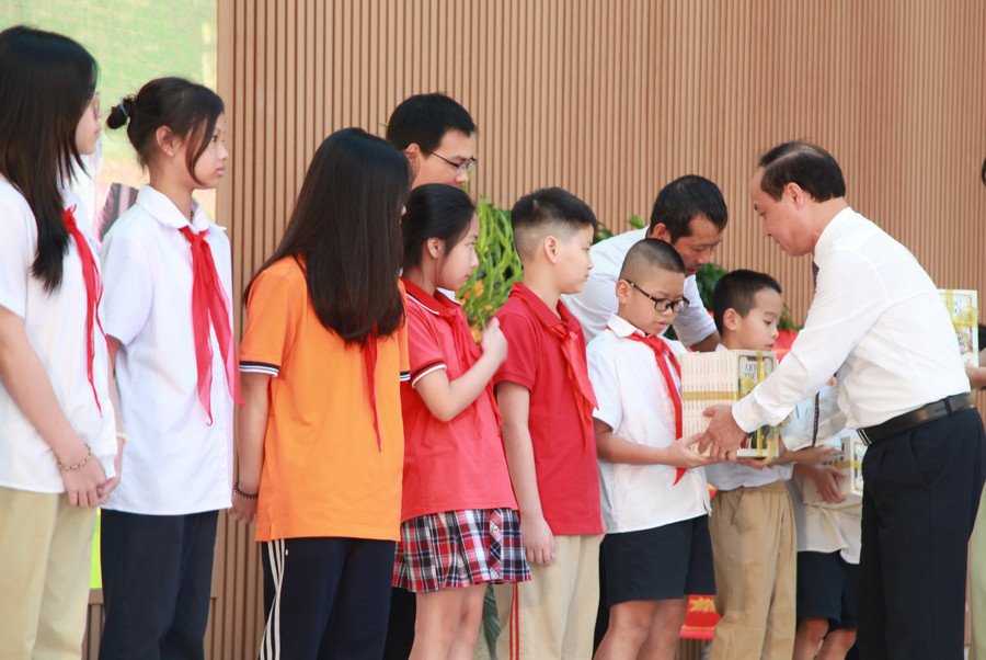Trao tặng sách và quà cho học sinh tiêu biểu tại Tuần lễ học tập suốt đời