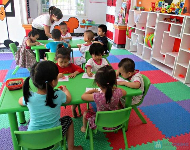 Trẻ em chơi trò thi ai đếm đúng bằng cách sờ dây thắt nút