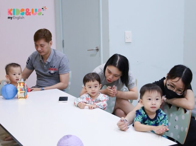 Trẻ em chú tâm học bài, rèn luyện tính kiên trì từ nhỏ
