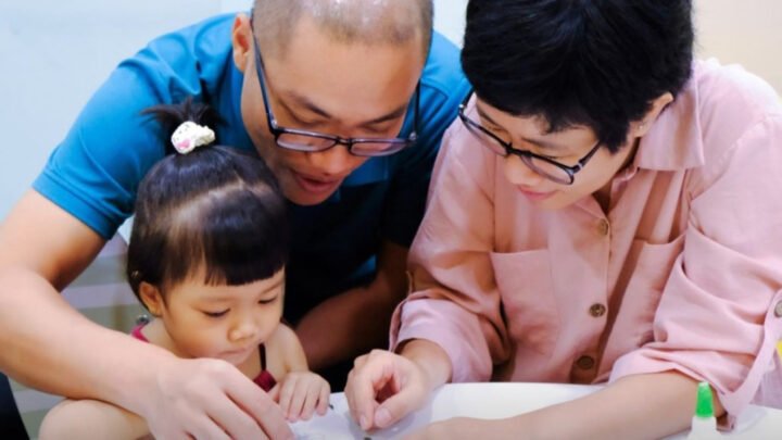 Trẻ em cùng giáo viên khám phá thế giới thông qua các hoạt động học tập tương tác