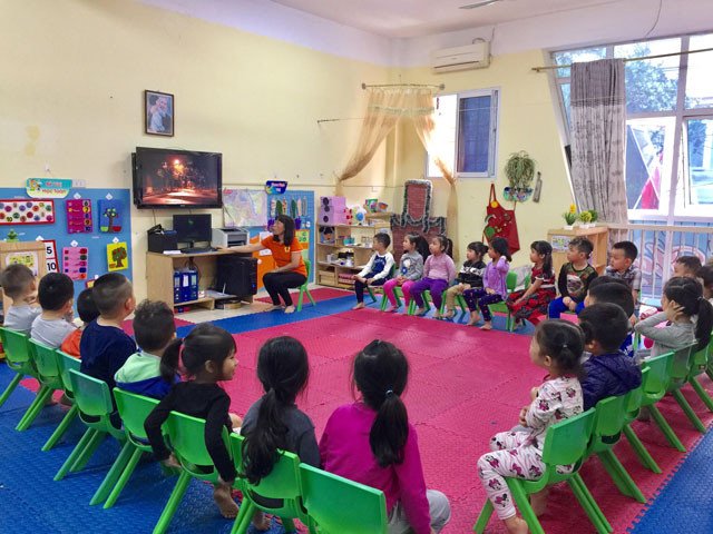 Trẻ em đang đếm các bộ phận trên cơ thể
